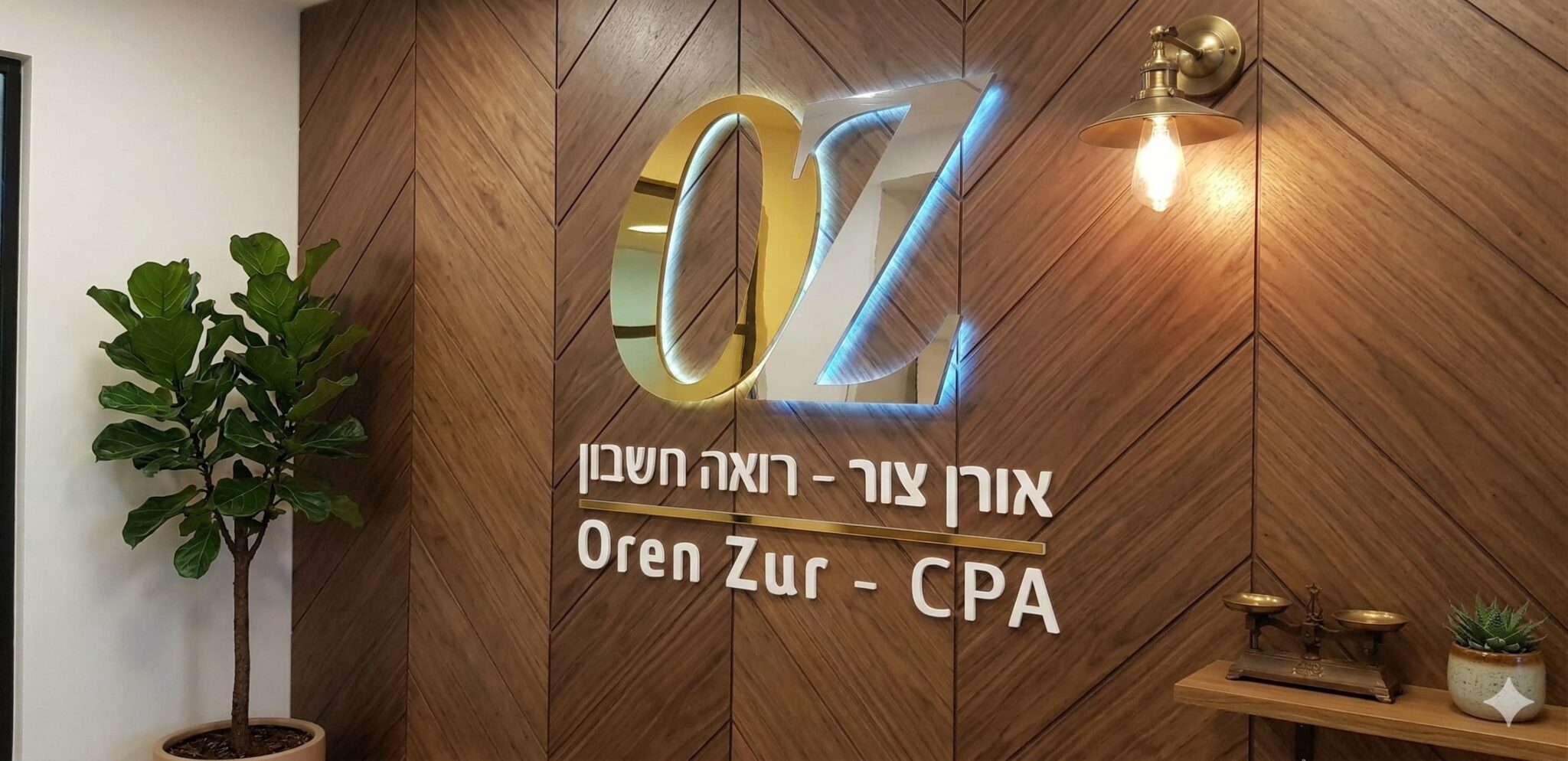 חיתוך לוגו וטקסט על זכוכית